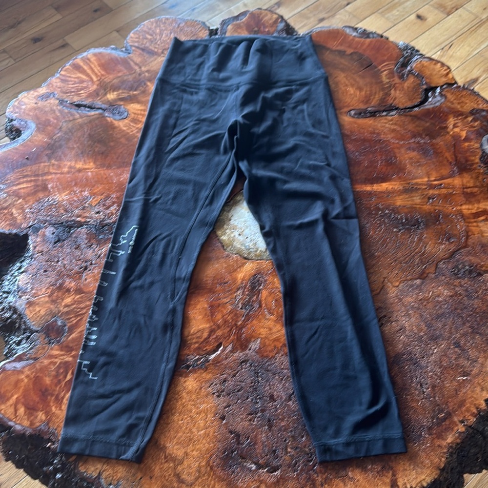 Lululemon black NYC logo/skyline leggings 6